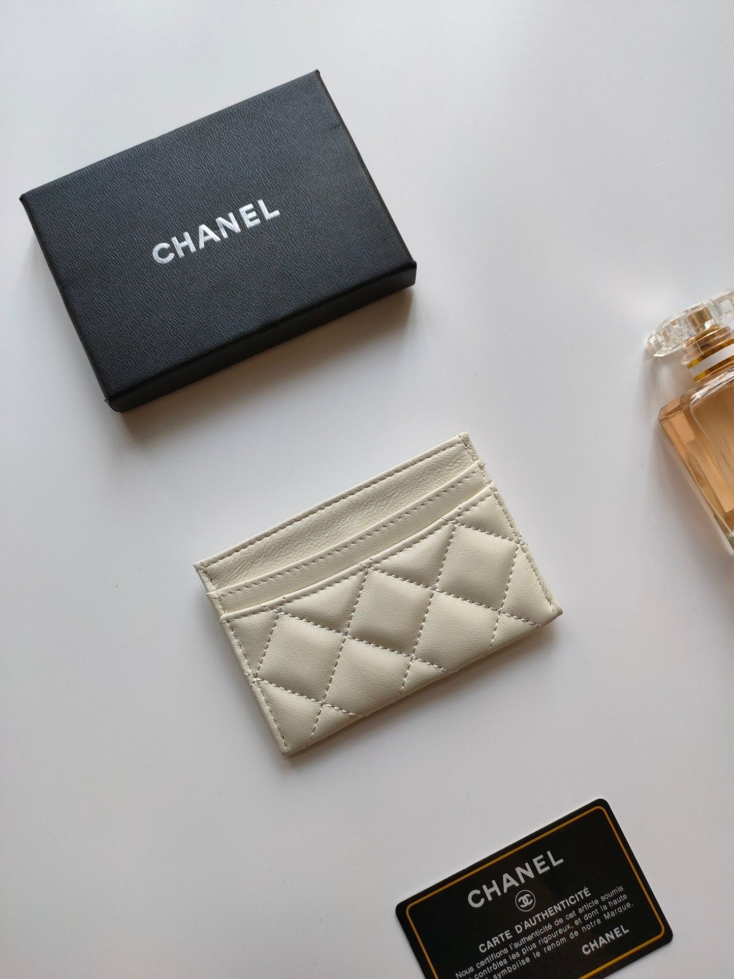 CC CARD HOLDER 11.2 WHITE CALFSKIN GOLD ICON