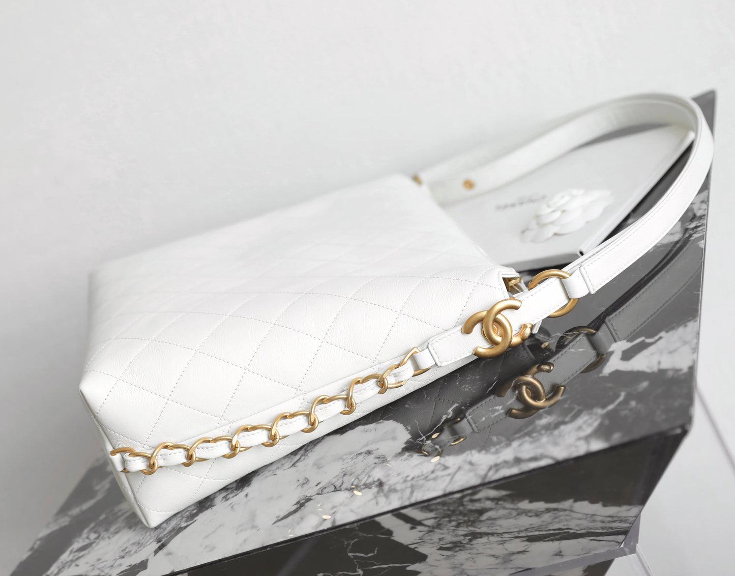 Chanel 25s 𝖧𝗈𝖻𝗈 medium backpack white calfskin 340203