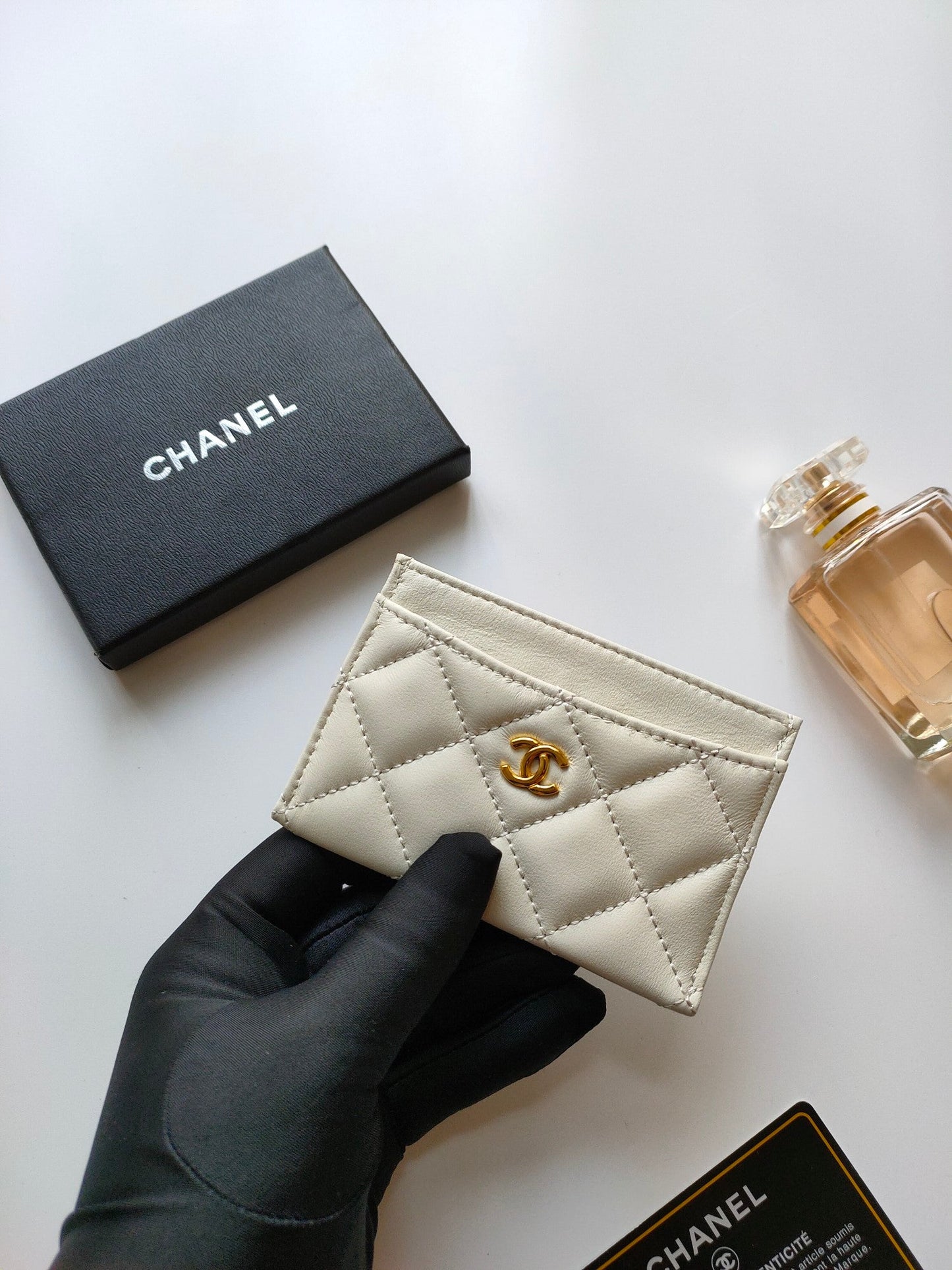 CC CARD HOLDER 11.2 WHITE CALFSKIN GOLD ICON