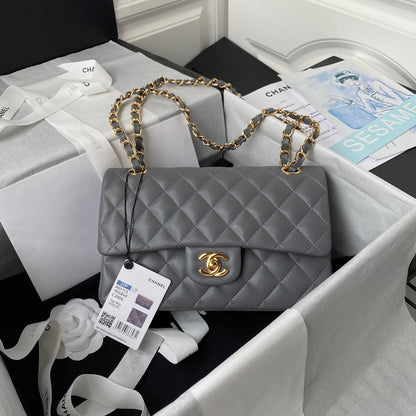 Medium Classic Flap Bag 23cm Lambskin Gold Hardware